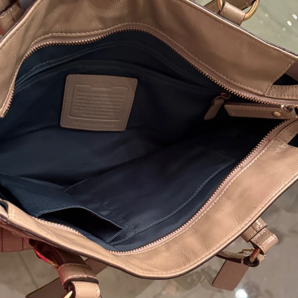 Coach Elegant Luxurious Leather Tote Bag - Picture 6 of 11